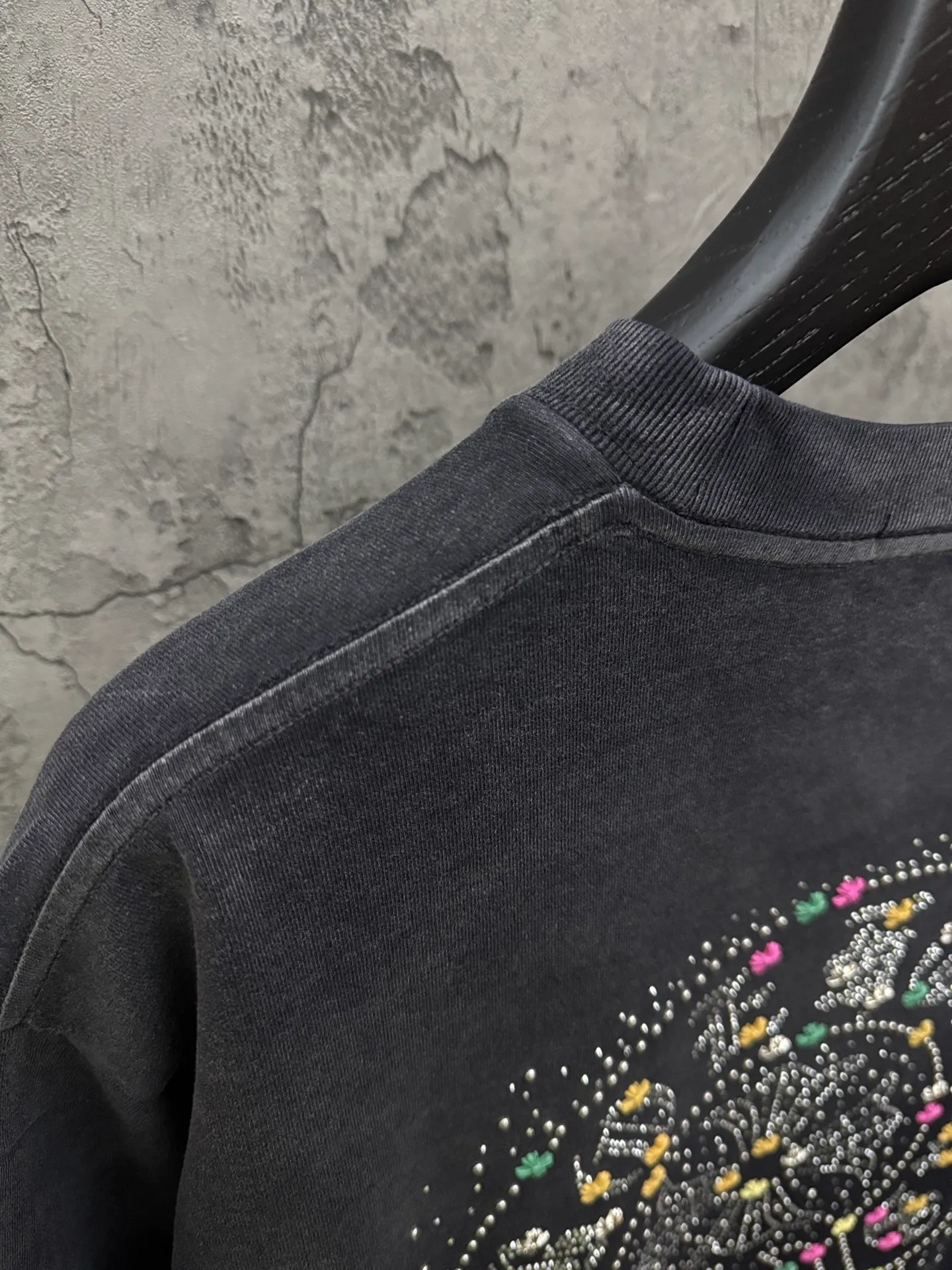 P210 top version, real shot without P, ​​different from market currency) 𝗖𝗵𝗿𝗼𝗺𝗲 𝗛𝗲𝗮𝗿𝘁𝘀/Croxin 2026 Spring New Original Single Counter American Washed Rivet Color Diamond Couple Short Sleeves 👑The highest version! Customized fabric 320 grams, washed and fried, spray horse slip craft, best-selling model at the counter, very comfortable to wear. Accessories: original molded and authenticated collar label ➕ 100% silk wash label. Genuine purchase-grade original hangtag➕matching hanging rope➕3D hanging beads➕original packaging bag. Craftsmanship: The original version has consistent wiring! The highest version of the armhole matching technique! Color: Red Black Size: M L XL 2XL Style No.: 2061